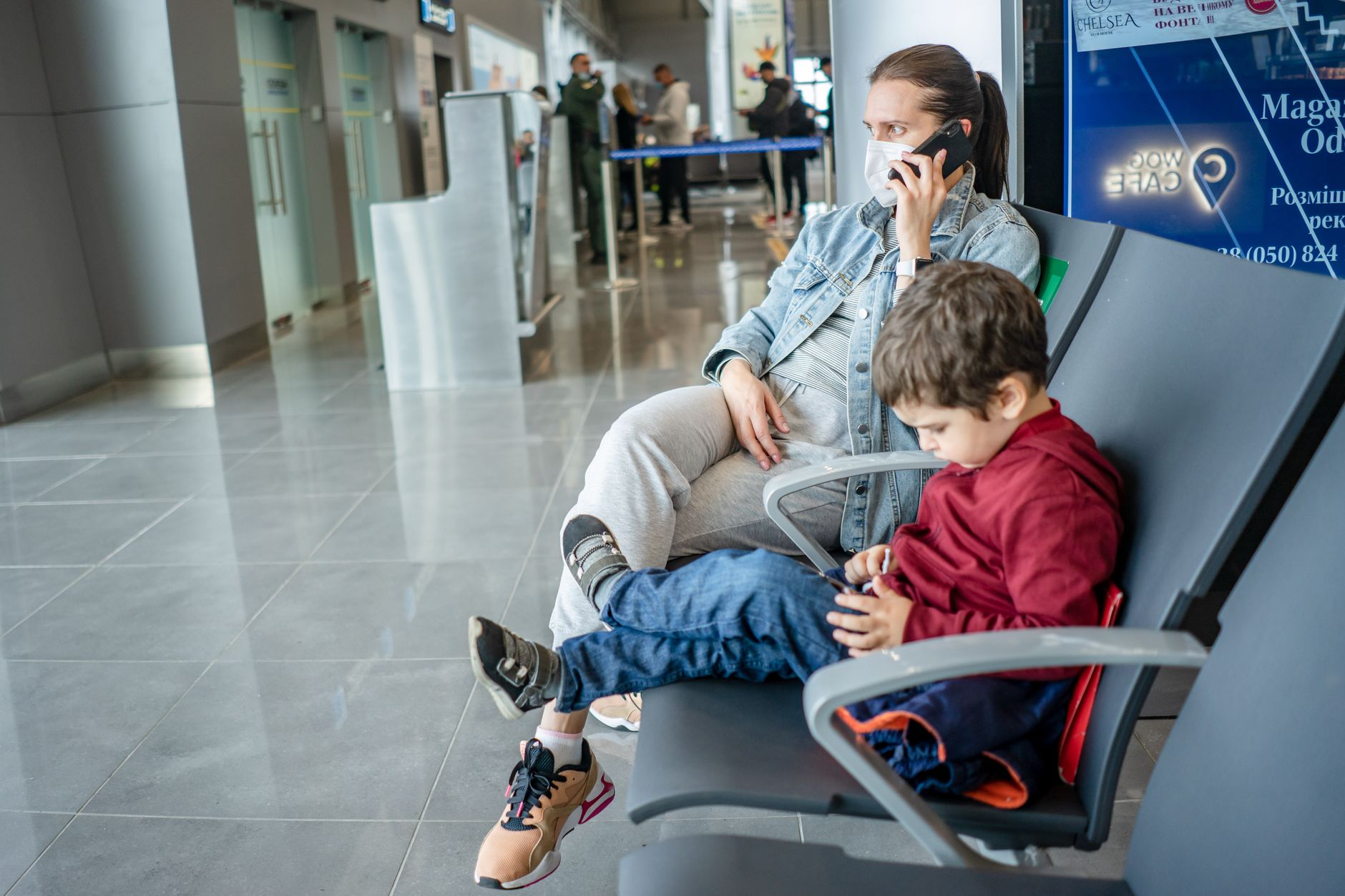 How to Stay Connected During Long Airport Layovers
