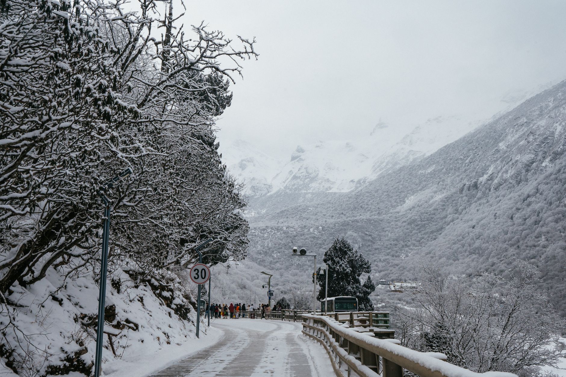 Winter Travel Connectivity: eSIM Tips for Cold Weather Destinations